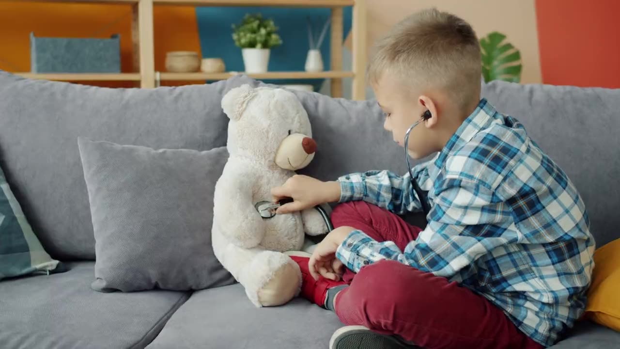 Niño jugando en casa durante una sesión de terapia ABA