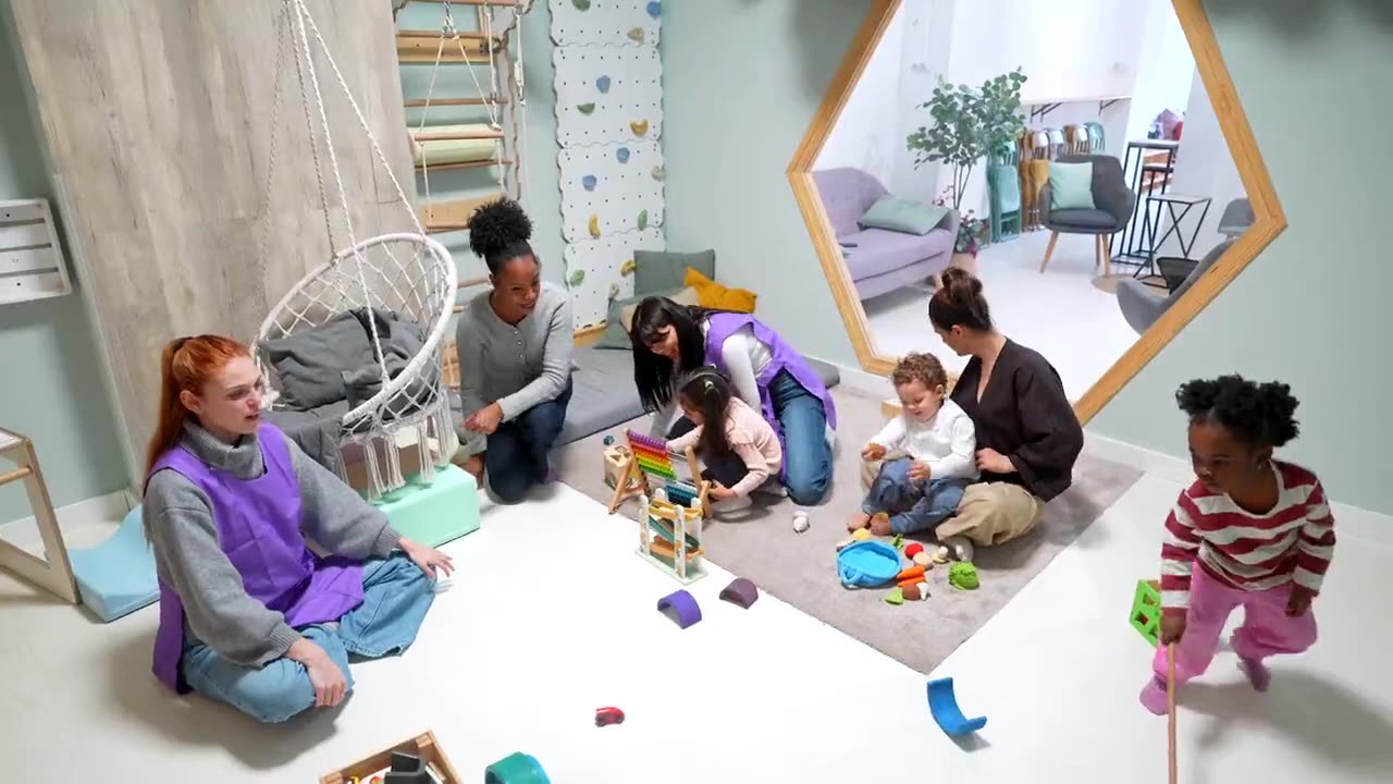 Terapeutas y niños jugando juntos en la sala de terapia